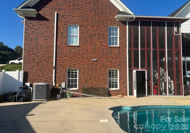 Photo 2 of Single family home for sale at 122 Upper Oak Dr, Statesville, NC 28625 | MLS# 4423893 | Listing updated on 2026-10-20