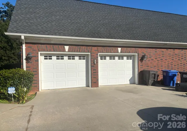 Photo 3 of Single family home for sale at 122 Upper Oak Dr, Statesville, NC 28625 | MLS# 4423893 | Listing updated on 2026-10-20