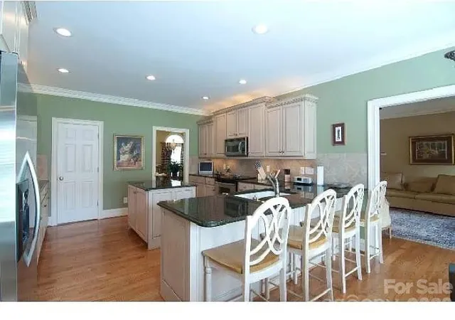 Photo 3 of Single family home for sale at 122 Upper Oak Dr, Statesville, NC 28625 | MLS# 4423893 | Listing updated on 2026-10-07