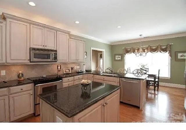 Photo 4 of Single family home for sale at 122 Upper Oak Dr, Statesville, NC 28625 | MLS# 4423893 | Listing updated on 2026-10-07