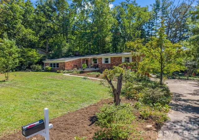 Photo 2 of Single family home for sale at 21 Sleepy Holw Dr, Asheville, NC 28805 | MLS# 4423897 | Listing updated on 2026-09-28