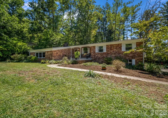 Photo 3 of Single family home for sale at 21 Sleepy Holw Dr, Asheville, NC 28805 | MLS# 4423897 | Listing updated on 2026-09-28