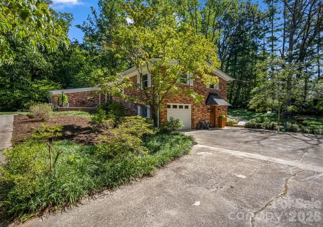 Photo 3 of Single family home for sale at 21 Sleepy Holw Dr, Asheville, NC 28805 | MLS# 4423897 | Listing updated on 2026-09-28