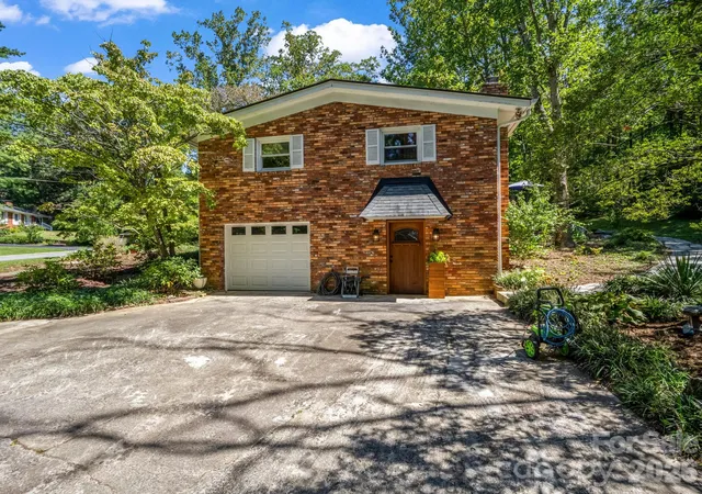 Photo 4 of Single family home for sale at 21 Sleepy Holw Dr, Asheville, NC 28805 | MLS# 4423897 | Listing updated on 2026-09-28
