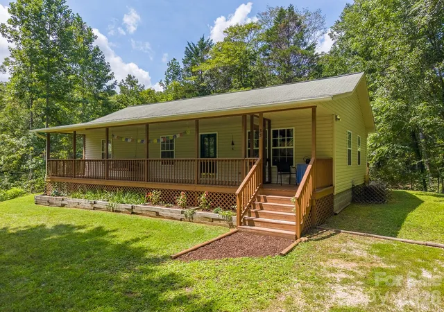 Photo 2 of Single family home for sale at 33 E H Bailey Rd, Bryson City, NC 28713 | MLS# 4423913 | Listing updated on 2026-09-12