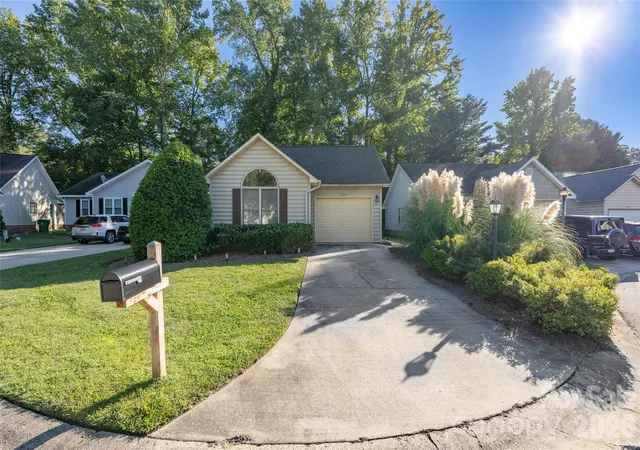 Photo 3 of Single family home for sale at 5935 Crape Myrtle Ln, Charlotte, NC 28216 | MLS# 4423920 | Listing updated on 2026-09-29