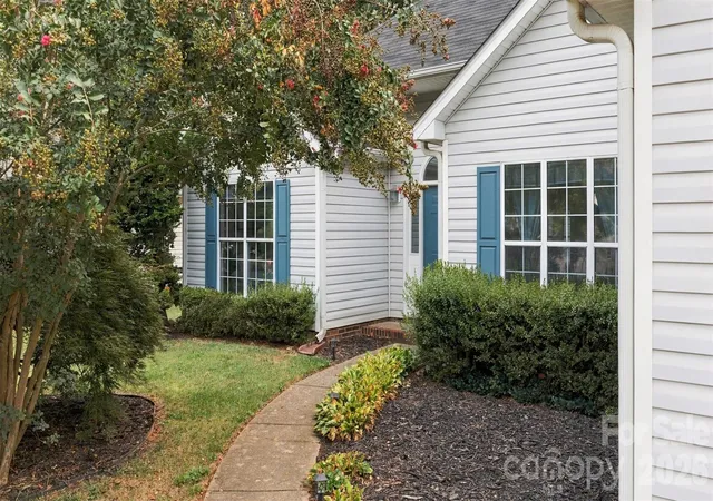 Photo 3 of Single family home for sale at 9123 Windknob Ct, Huntersville, NC 28078 | MLS# 4423934 | Listing updated on 2026-10-07