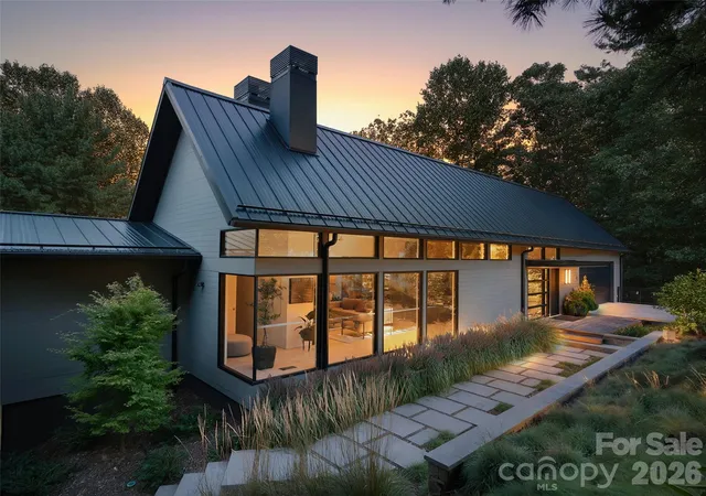Photo 1 of Single family home for sale at 6 Waterside Dr, Asheville, NC 28804 | MLS# 4423938 | Listing updated on 2026-10-01