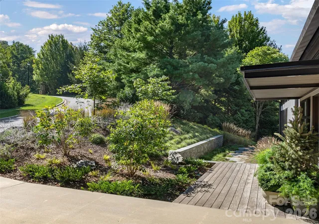 Photo 2 of Single family home for sale at 6 Waterside Dr, Asheville, NC 28804 | MLS# 4423938 | Listing updated on 2026-10-01
