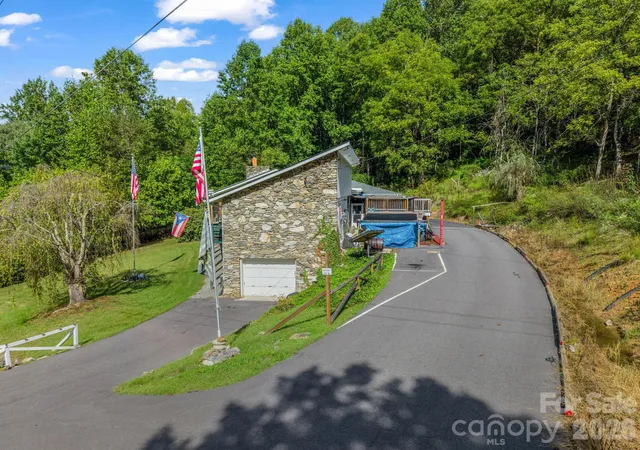 Photo 3 of Single family home for sale at 48 Roberts Cvs Rd, Weaverville, NC 28787 | MLS# 4423939 | Listing updated on 2026-10-08