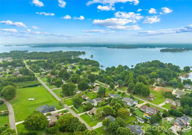 Photo 1 of Sale Pending at 149 Lakeshore Dr, Mooresville, NC 28117 | MLS# 4423961 | Listing updated on 2026-09-17