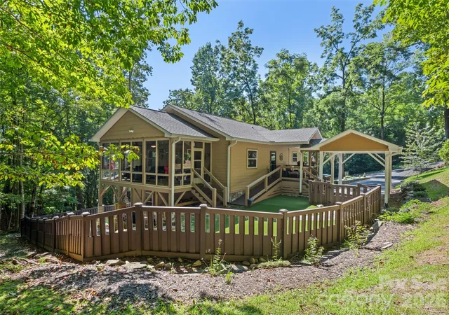 Photo 3 of Single family home for sale at 100 Loafer Ln, Waynesville, NC 28785 | MLS# 4423967 | Listing updated on 2026-10-08