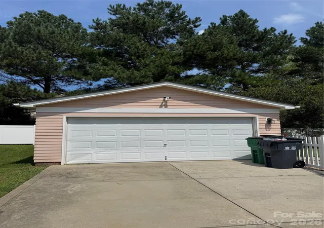 Photo 2 of Single family home for sale at 2008 Golden Ridge Ln, Charlotte, NC 28208 | MLS# 4423985 | Listing updated on 2026-09-12