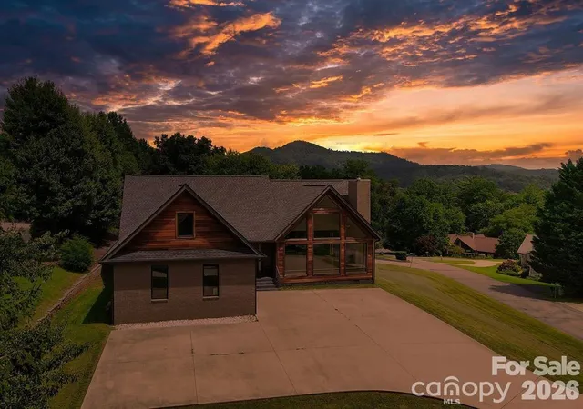 Photo 1 of Single family home for sale at 8 Nottingham Dr, Candler, NC 28715 | MLS# 4424000 | Listing updated on 2026-09-20