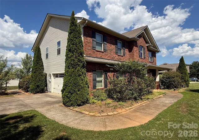 Photo 2 of Single family home for sale at 105 Jobe Dr, Statesville, NC 28677 | MLS# 4424040 | Listing updated on 2026-09-13