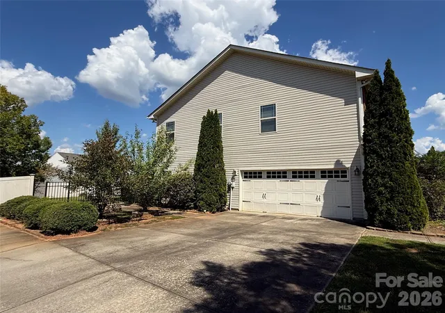 Photo 3 of Single family home for sale at 105 Jobe Dr, Statesville, NC 28677 | MLS# 4424040 | Listing updated on 2026-09-14