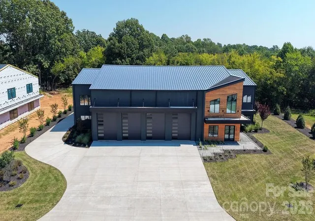 Photo 1 of Single family home for sale at 129 Sebring Dr, Mooresville, NC 28117 | MLS# 4424046 | Listing updated on 2026-09-23