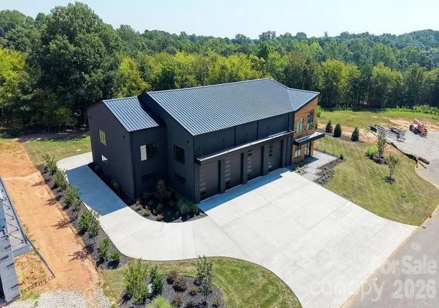 Photo 2 of Single family home for sale at 129 Sebring Dr, Mooresville, NC 28117 | MLS# 4424046 | Listing updated on 2026-09-23