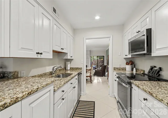 Listing Photo 5 - Condo for sale in building located at 5811 Sharon Rd, Charlotte, NC 28210 - Unit #C