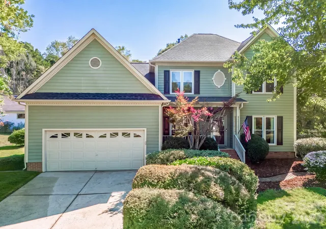 Photo 1 of Single family home for sale at 13618 Willow Breeze Ln, Huntersville, NC 28078 | MLS# 4424100 | Listing updated on 2026-09-28