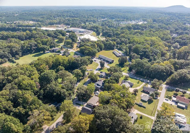 Photo 2 of Single family home for sale at 313 Willis Rd, Dallas, NC 28034 | MLS# 4424166 | Listing updated on 2026-10-07