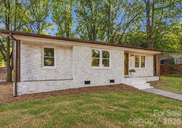 Photo 2 of Single family home for sale at 7126 Woodstream Dr, Charlotte, NC 28210 | MLS# 4424205 | Listing updated on 2026-10-06