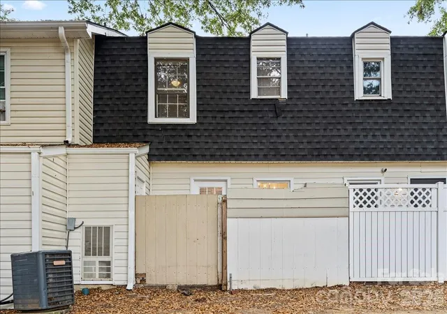 Listing Photo 2 - Condo for sale in building located at 2220 Yorkhills Dr, Charlotte, NC 28217 - Unit #2