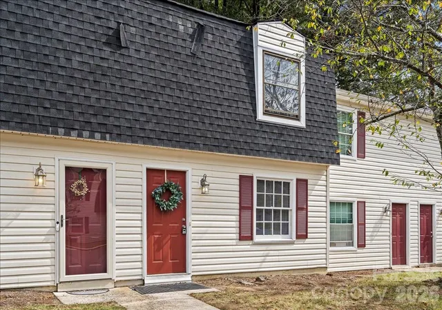 Listing Photo 3 - Condo for sale in building located at 2220 Yorkhills Dr, Charlotte, NC 28217 - Unit #2
