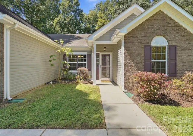 Photo 3 of Sale Pending at 12321 Bronx Dr, Huntersville, NC 28078 | MLS# 4424235 | Listing updated on 2026-09-26