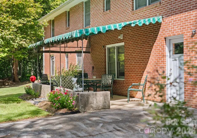 Photo 3 of Single family home for sale at 1450 Howard Gap Rd, Hendersonville, NC 28792 | MLS# 4424239 | Listing updated on 2026-10-13