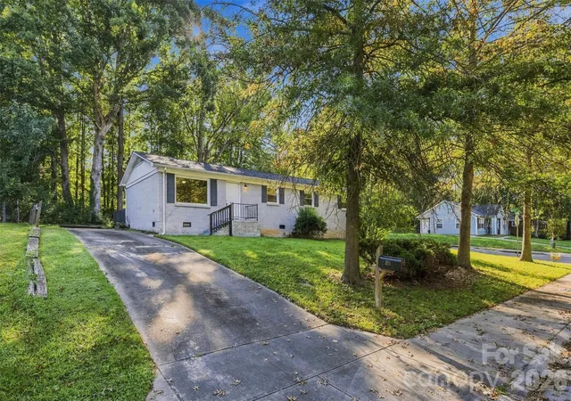 Photo 2 of Single family home for sale at 428 E Mclelland Ave, Mooresville, NC 28115 | MLS# 4424242 | Listing updated on 2026-09-13