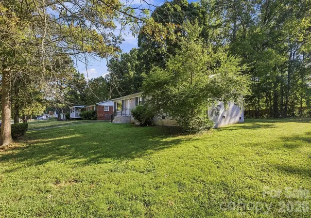 Photo 2 of Single family home for sale at 428 E Mclelland Ave, Mooresville, NC 28115 | MLS# 4424242 | Listing updated on 2026-09-13
