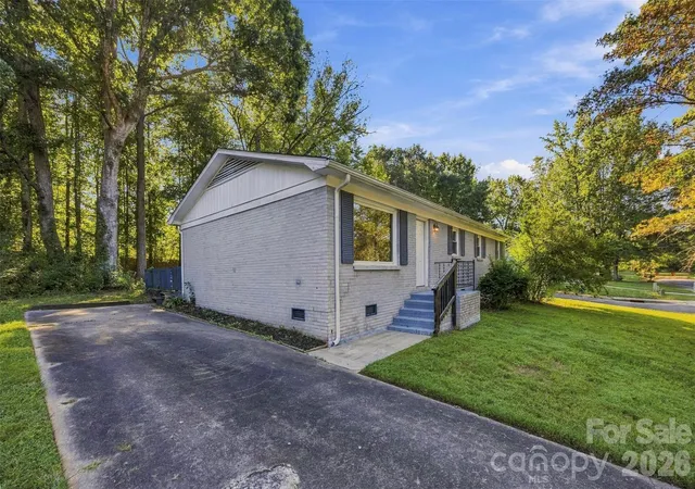 Photo 3 of Single family home for sale at 428 E Mclelland Ave, Mooresville, NC 28115 | MLS# 4424242 | Listing updated on 2026-09-13