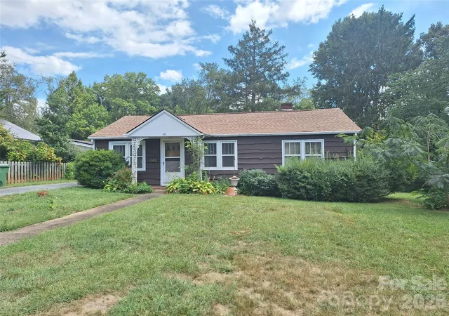 Photo 2 of Single family home for sale at 16 Shannon Dr, Asheville, NC 28803 | MLS# 4424244 | Listing updated on 2026-09-25