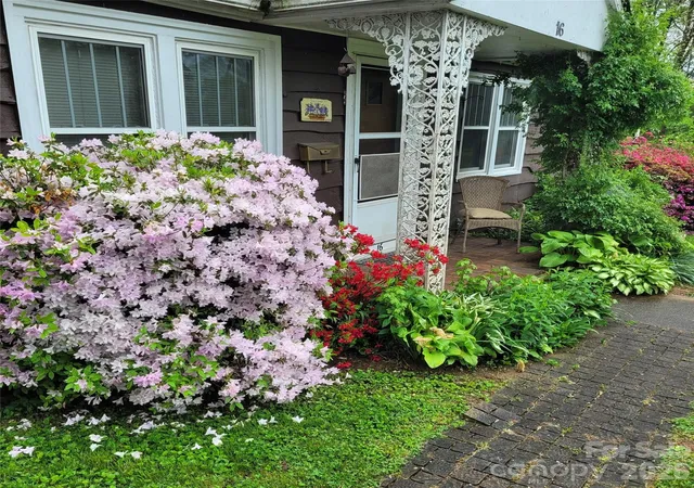 Photo 3 of Single family home for sale at 16 Shannon Dr, Asheville, NC 28803 | MLS# 4424244 | Listing updated on 2026-09-25