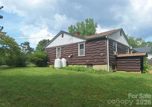 Photo 3 of Single family home for sale at 16 Shannon Dr, Asheville, NC 28803 | MLS# 4424244 | Listing updated on 2026-09-25