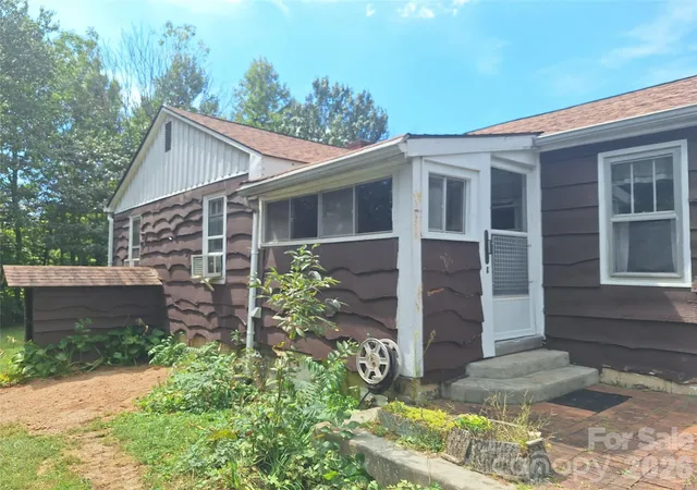 Photo 4 of Single family home for sale at 16 Shannon Dr, Asheville, NC 28803 | MLS# 4424244 | Listing updated on 2026-09-25