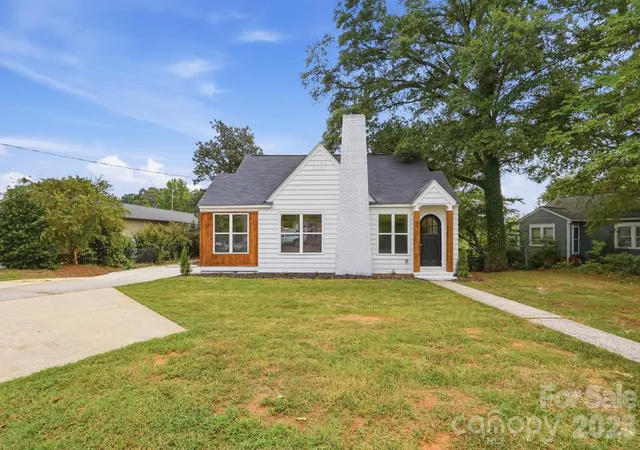 Photo 1 of Single family home for sale at 211 Spratt St, Fort Mill, SC 29715 | MLS# 4424261 | Listing updated on 2026-10-03