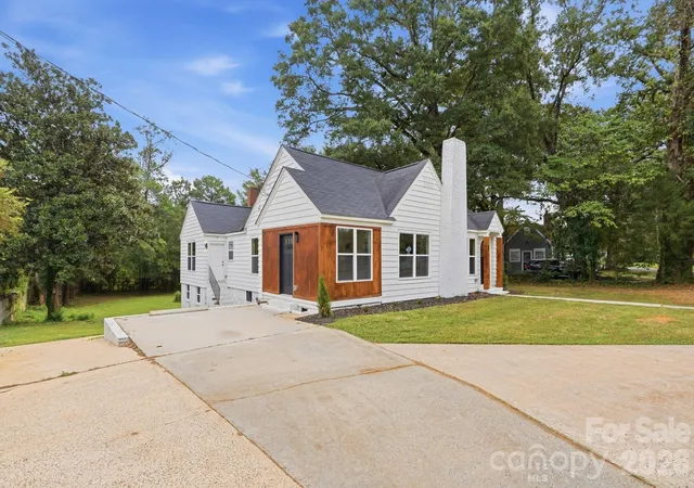 Photo 2 of Single family home for sale at 211 Spratt St, Fort Mill, SC 29715 | MLS# 4424261 | Listing updated on 2026-10-03