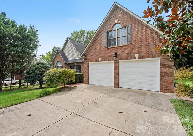 Photo 3 of Single family home for sale at 1085 Merrywood Dr, Newton, NC 28658 | MLS# 4424263 | Listing updated on 2026-09-26