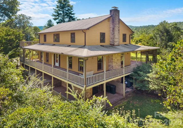 Photo 2 of Single family home for sale at 220 Wingfield Way, Brevard, NC 28712 | MLS# 4424278 | Listing updated on 2026-09-21