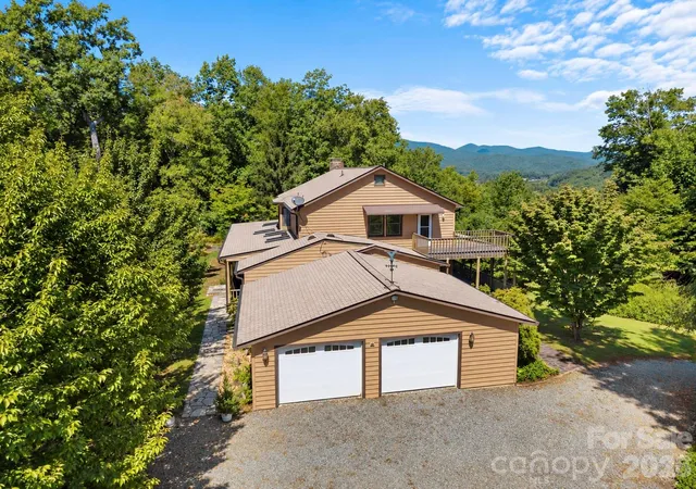 Photo 3 of Single family home for sale at 220 Wingfield Way, Brevard, NC 28712 | MLS# 4424278 | Listing updated on 2026-09-21