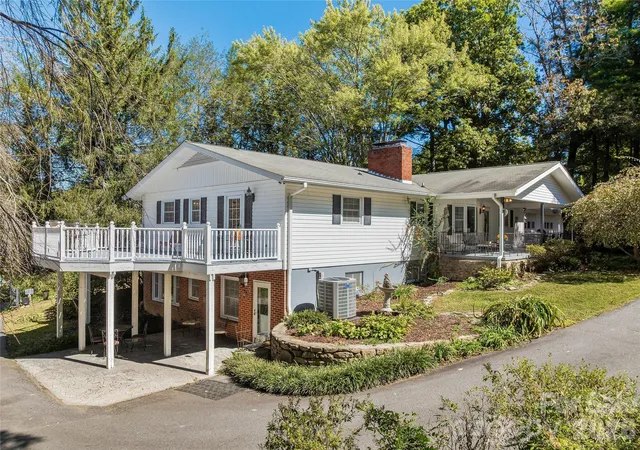 Photo 1 of Single family home for sale at 8 Hummingbird Ln, Asheville, NC 28806 | MLS# 4424287 | Listing updated on 2026-10-05