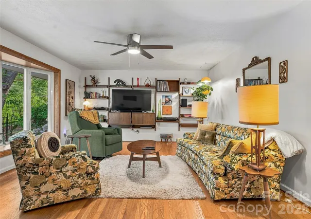 Photo 2 of Single family home for sale at 8 Hummingbird Ln, Asheville, NC 28806 | MLS# 4424287 | Listing updated on 2026-10-05