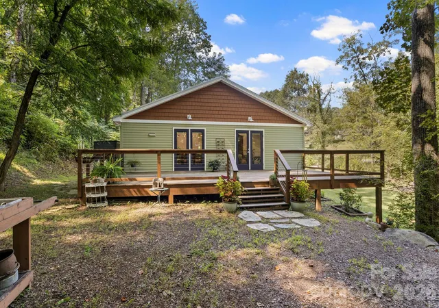 Photo 1 of Single family home for sale at 400 Laurel Dr, Saluda, NC 28773 | MLS# 4424292 | Listing updated on 2026-10-05