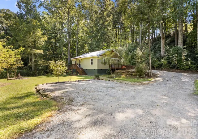 Photo 3 of Single family home for sale at 400 Laurel Dr, Saluda, NC 28773 | MLS# 4424292 | Listing updated on 2026-10-05
