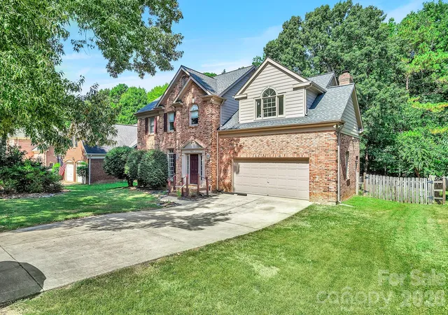 Photo 2 of Single family home for sale at 5016 Hickory Lake Ln, Matthews, NC 28105 | MLS# 4424293 | Listing updated on 2026-09-18