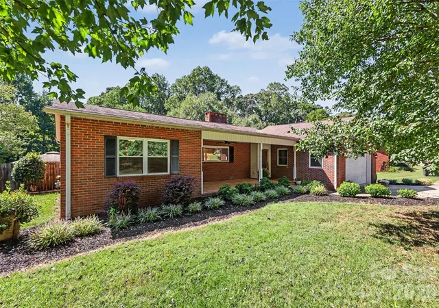 Photo 1 of Single family home for sale at 827 Ferndale Dr, Statesville, NC 28677 | MLS# 4424302 | Listing updated on 2026-09-29