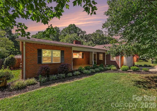 Photo 2 of Single family home for sale at 827 Ferndale Dr, Statesville, NC 28677 | MLS# 4424302 | Listing updated on 2026-09-29