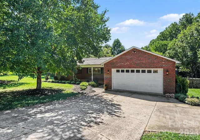 Photo 3 of Single family home for sale at 827 Ferndale Dr, Statesville, NC 28677 | MLS# 4424302 | Listing updated on 2026-09-29